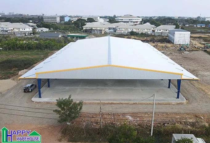 ภาพด้านหน้าโกดังสำเร็จรูป HW-HB ขนาด 32 x 54 x 6 เมตร จังหวัดนครปฐม หลังคาทรงจั่ว โครงสร้างเหล็กสีน้ำเงิน พร้อมกันสาด